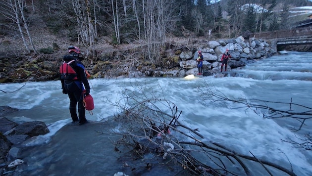 A mentőszolgálat a halott nőt a glemmtali Saalach vizében találta meg. (Bild: Wasserrettung Salzburg)