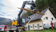 In Steyrling deckte der Sturm ein Dach ab. (Bild: TEAM FOTOKERSCHI / RAUSCHER)