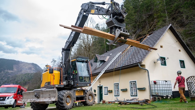 In Steyrling deckte der Sturm ein Dach ab. (Bild: TEAM FOTOKERSCHI / RAUSCHER)