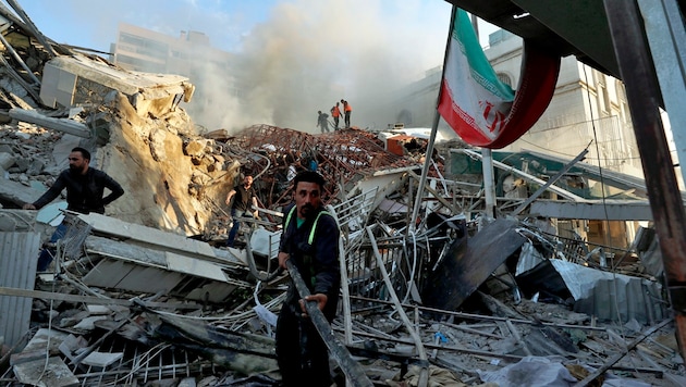 All that remained of the building on the grounds of the Iranian embassy in Damascus was a pile of rubble. (Bild: ASSOCIATED PRESS)