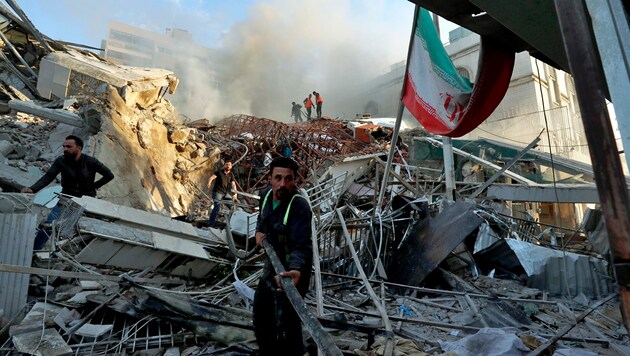 Von dem Gebäude auf dem Gelände der iranischen Botschaft in Damaskus blieb nur ein Trümmerhaufen übrig. (Bild: ASSOCIATED PRESS)