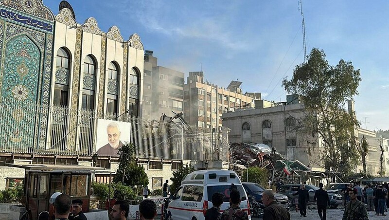 Emergency and security forces at the embassy site (Bild: APA/AFP/MAHER AL MOUNES)