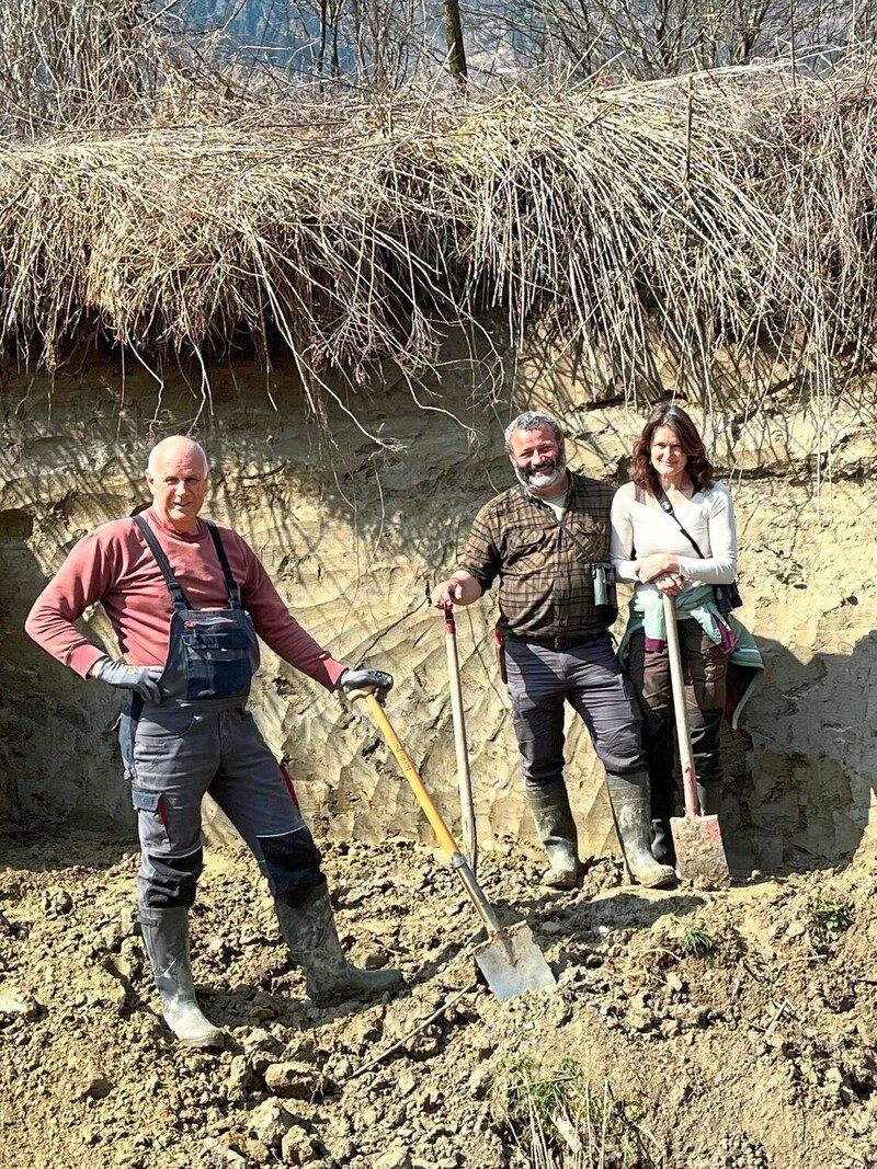 Gabi und Bernhard Huber mit Ulrich Mößlacher (links), die sich jedes Jahr um optimale Brutbedingungen für den wunderschön schillernden Eisvogel kümmern. (Bild: Bernhard Huber)