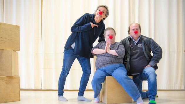 Three Clini-Clowns: Birgit Schwamberger-Kunst (left), a "yoga teacher" and a "doctor". (Bild: Einöder Horst)
