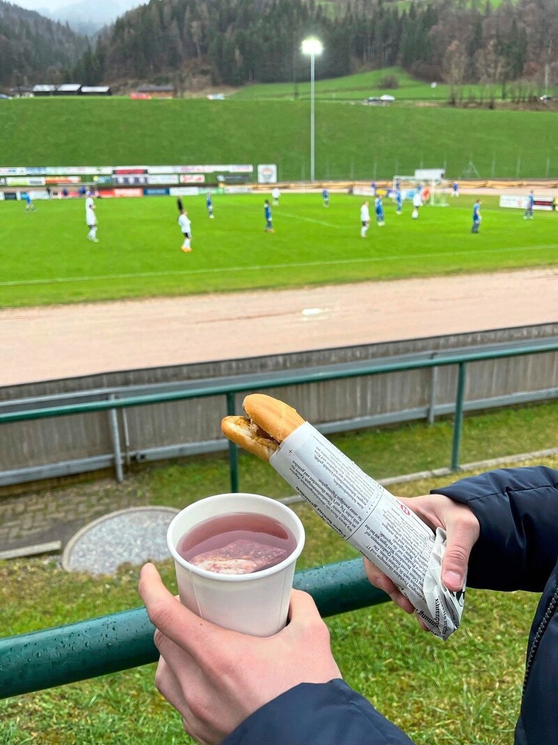 Wenn es kalt ist, servieren die St. Johanner auch einen Tee zur Bosna. (Bild: Christoph Kolland/Lisa Resnicek)