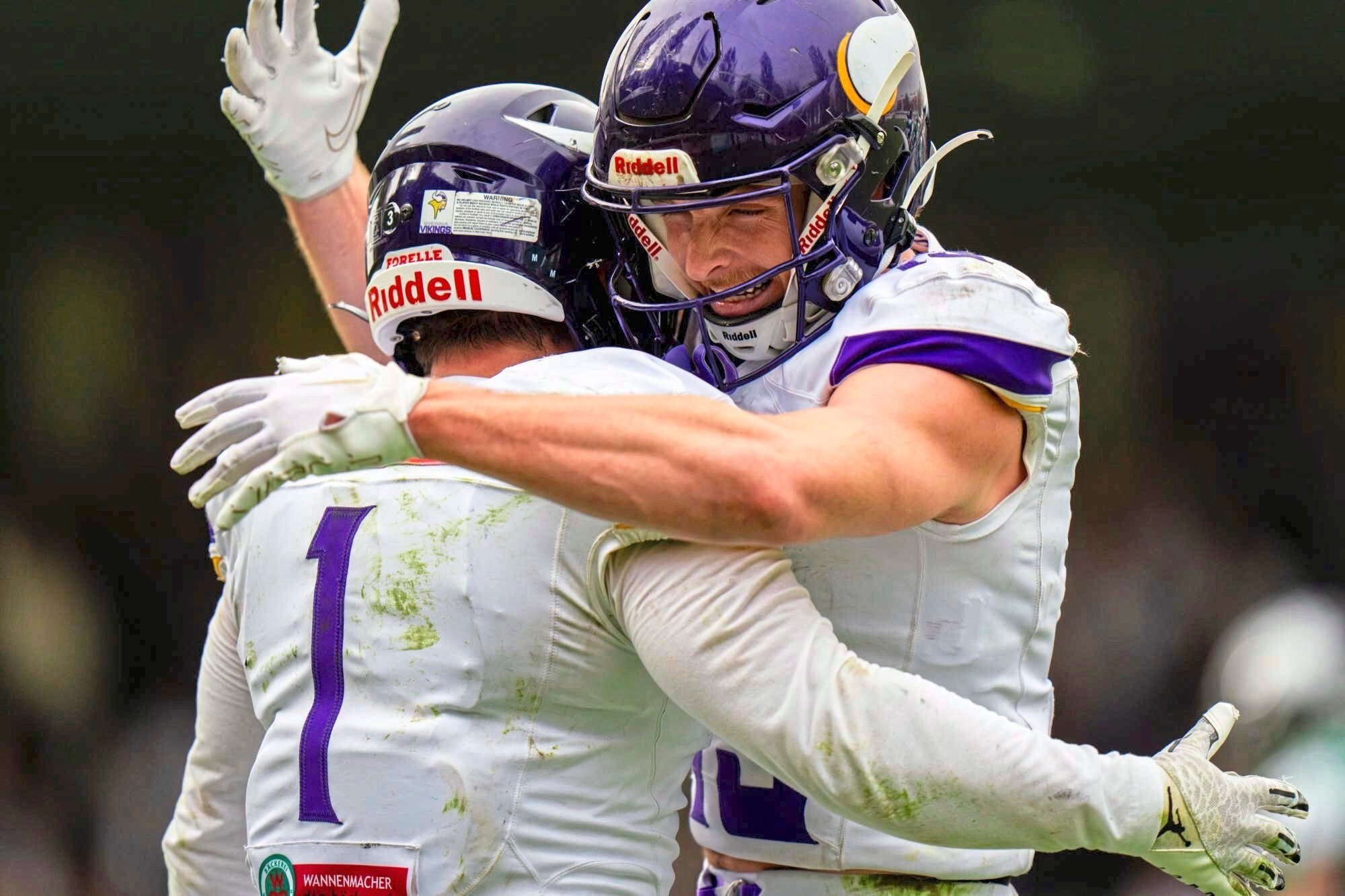 Fine (right) and Wegan cheered. (Bild: GEPA pictures)