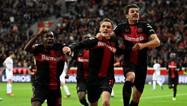 Jeremie Frimpong (links) und Florian Wirtz (Mitte) haben sich auf die Bayern-Wunschliste gespielt. (Bild: APA/AFP/INA FASSBENDER)