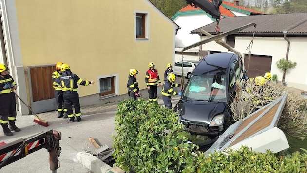 Araba garaj kapısına çarptı ve arkasındaki bahçede durdu. (Bild: FF Pitten)