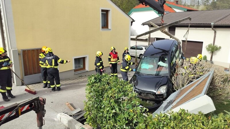 Araba kapıya çarpmış ve arkasındaki bahçede durmuştur. (Bild: FF Pitten)