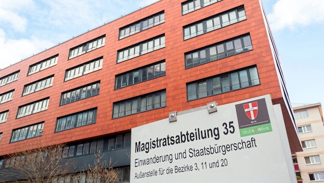 MA 35 carries out 150,000 procedures per year. (Bild: Weingartner-Foto / picturedesk.com)