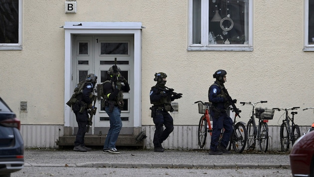 Finnische Polizei bei einer Schule (Archivbild)