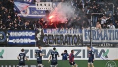 Die Polizei ließ die Luzern-Ultras gewähren, kapitulierte regelrecht vor den Auswärtsfans … (Bild: GIAN EHRENZELLER / Keystone / picturedesk.com)