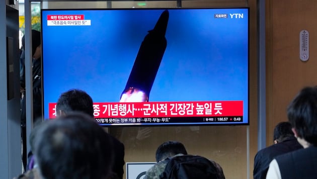 Az emberek Szöulban követik az újabb rakétakísérlet hírét. (Bild: AP)