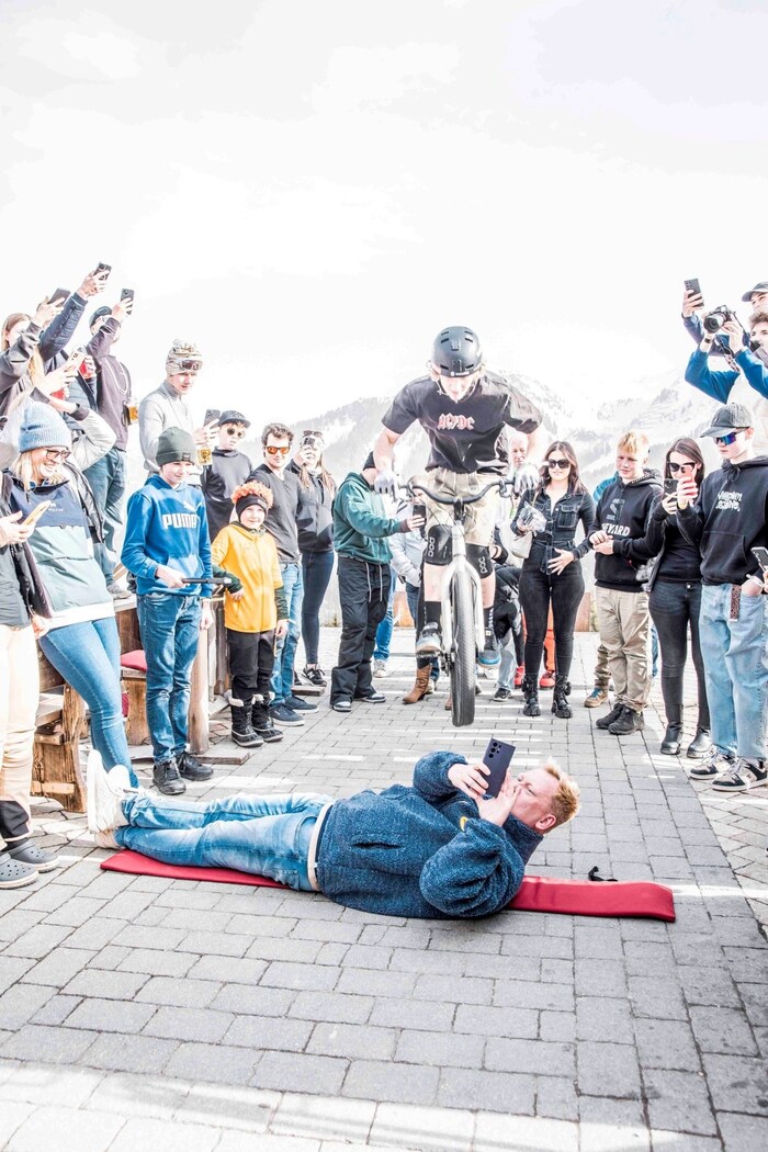 Party atmosphere including a bike stunt: Knossi filmed for YouTube while a biker jumped over ...
