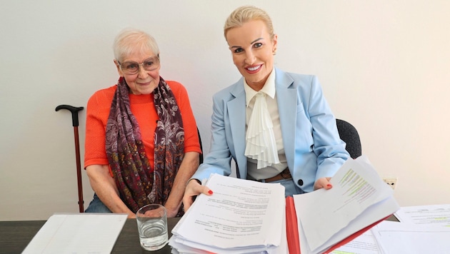 Valentina Leopold mit ihrer Anwältin Karin Prutsch-Lang (Bild: Christian Jauschowetz)