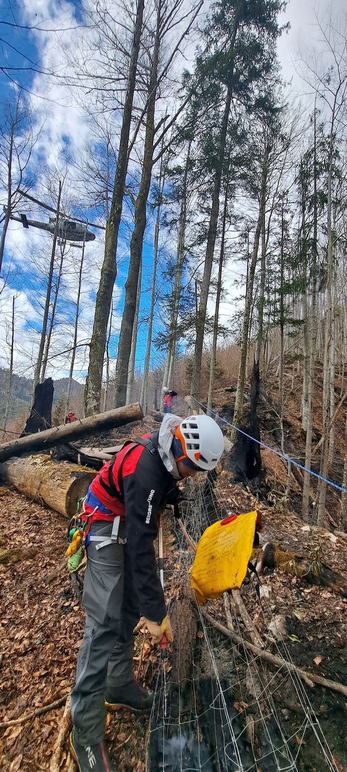 Die Bergrettung führt bei den Waldbränden Sicherungsarbeiten durch und steht auch mit zwei ...