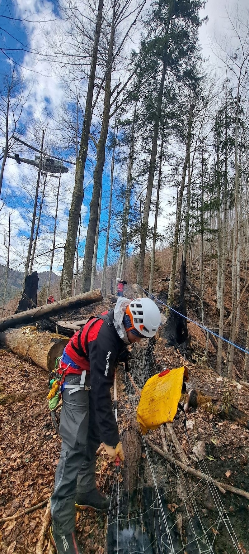 Die Bergrettung führt bei den Waldbränden Sicherungsarbeiten durch und steht auch mit zwei Einsatzteams für den Fall der Fälle parat. (Bild: Bergrettung Steiermark)