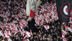 Viel müssen sie aktuell durchmachen und aushalten – die Fans von Ajax Amsterdam ... (Bild: Associated Press)