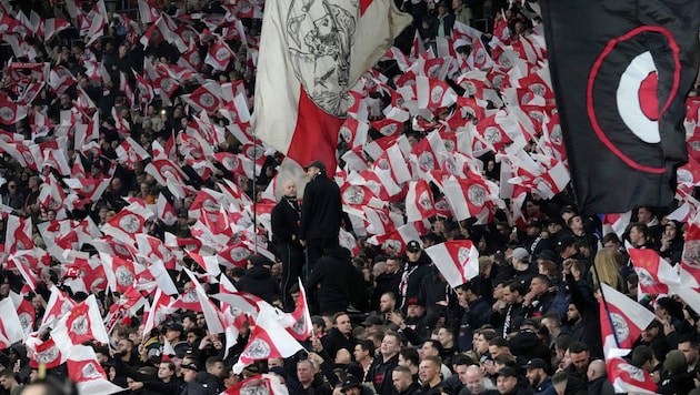 Viel müssen sie aktuell durchmachen und aushalten – die Fans von Ajax Amsterdam ... (Bild: Associated Press)