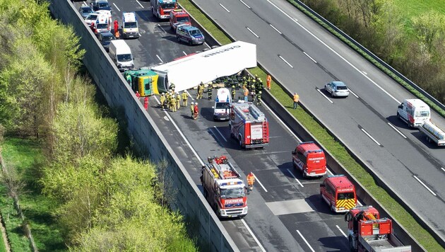 The A1 is closed after an articulated lorry overturned. (Bild: DOKU-NÖ)
