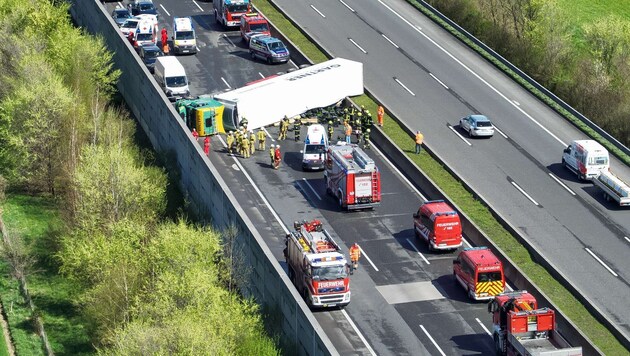 Körüklü bir kamyonun devrilmesinin ardından A1 yolu kapatıldı. (Bild: DOKU-NÖ)