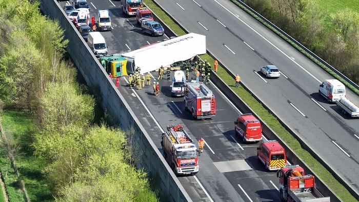 Nach dem Umkippen eines Sattelschleppers ist die A1 gesperrt.