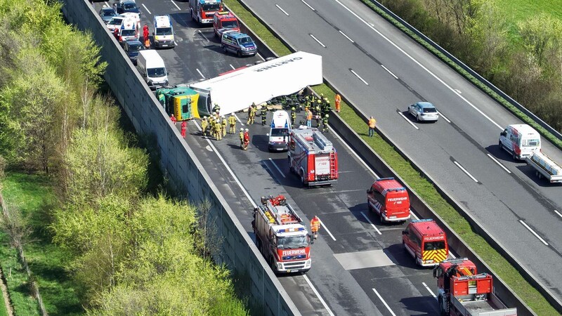 Nach dem Umkippen eines Sattelschleppers ist die A1 gesperrt. (Bild: DOKU-NÖ)