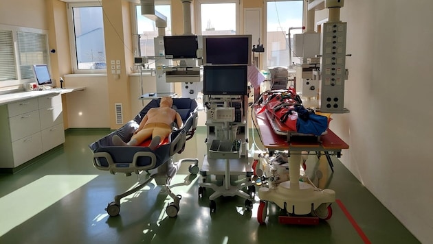 Lorenz Böhler Hastanesi'nin yoğun bakım ünitesinde sadece atılmış ilk yardım mankenleri var. (Bild: zVg)
