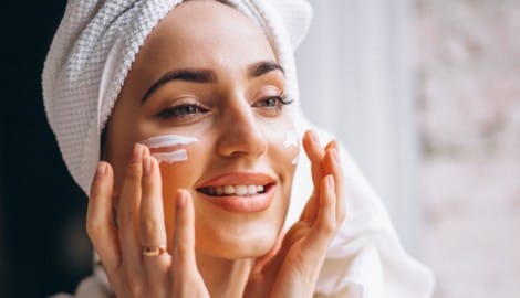 Retinol wird als Anti-Aging-Wirkstoff angepriesen und ist zum Beispiel in Gesichtscremes enthalten (Symbolbild). (Bild: stock.adobe.com)