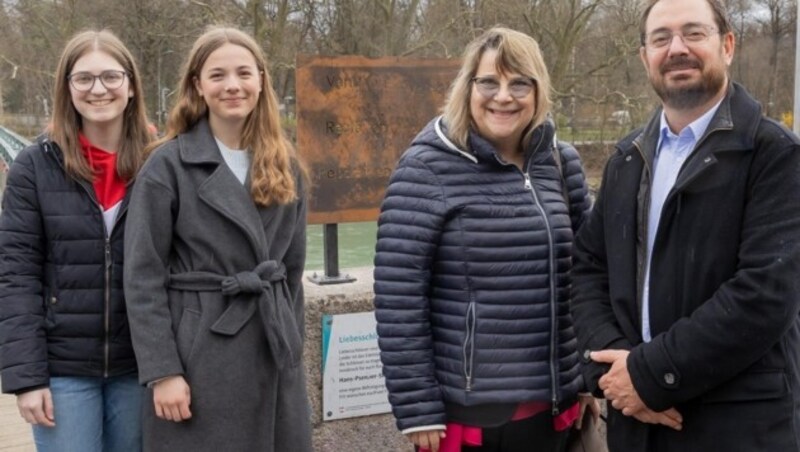 Schülerinnen Anna Bergmeister (links) und Christina Streitberger und die beiden Initiatoren, die Lehrpersonen Barbara Ditterich (HAK) und Christophe Zeni (Lycée Jean Dupuy). (Bild: Forcher/Fotoworxx Christian)