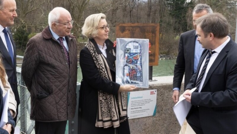 Herwig Van Staa (ehemaliger Landeshauptmann), Madame Valérie Béthouart Dolique und HAK-Dir. Jochen Hois (v. li.) (Bild: Forcher/Fotoworxx Christian)