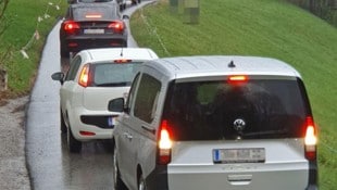 Unzumutbar: Ausweichverkehr am Riedlweg in Hallein. (Bild: Eberhard Illmer, Krone KREATIV)