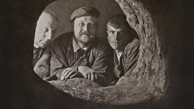 Father Lambert Karner, Eugen Frischauf and Emil Wrbata (son of the cave owner) in the earth stable near Röschitz in 1896. (Bild: Stift Göttweig)