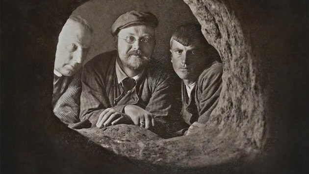 Pater Lambert Karner, Eugen Frischauf und Emil Wrbata (Sohn des Höhlenbesitzers) im Erdstall bei Röschitz anno 1896. (Bild: Stift Göttweig)