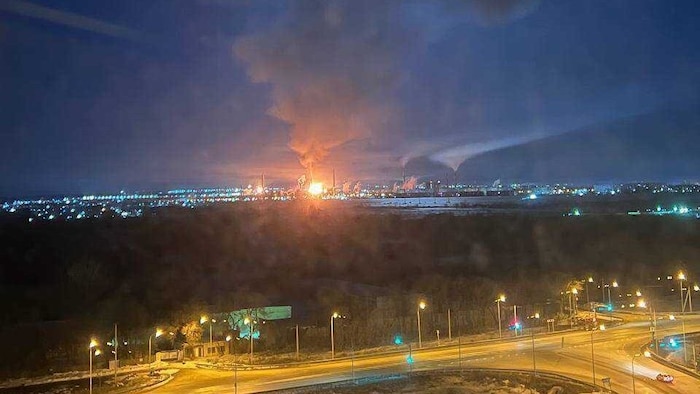 Explosion bei der Raffiniere in Nischnekamsk, fast 1300 Kilometer von der Front in der Ukraine ...