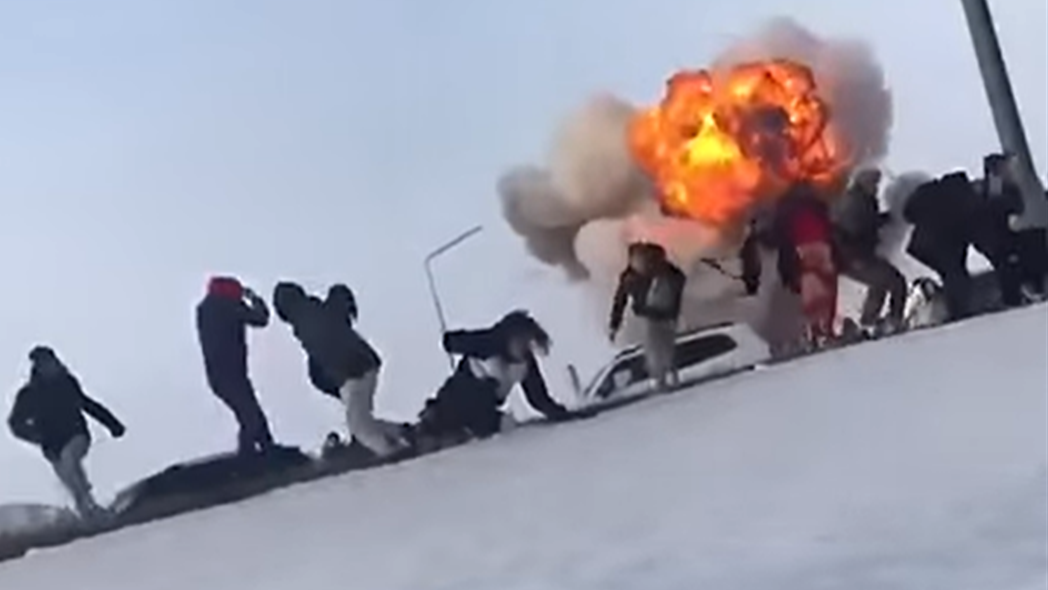 In Aufnahmen ist zu sehen, wie sich Menschen angesichts der Explosionen zu Boden werfen. (Bild: OSINT)