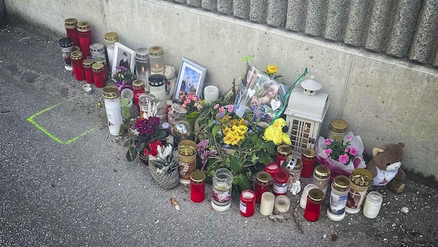 Friends and relatives set up candles at the scene of the accident in Tarsdorf (Bild: Scharinger Daniel)