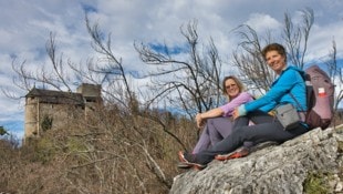 Über Graz thront die Ruine Gösting: Silvia und Elisabeth beim sogenannten Jungfernsprung. (Bild: Weges)