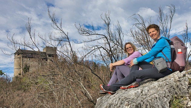 The ruins of Gösting tower above Graz: Silvia and Elisabeth at the so-called Jungfernsprung. (Bild: Weges)