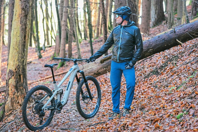 Abseits der Straße wurde das Simplon Rapcon PMAX TQ auf Trails durch den Wald bewegt. (Bild: Hannes Wallner)