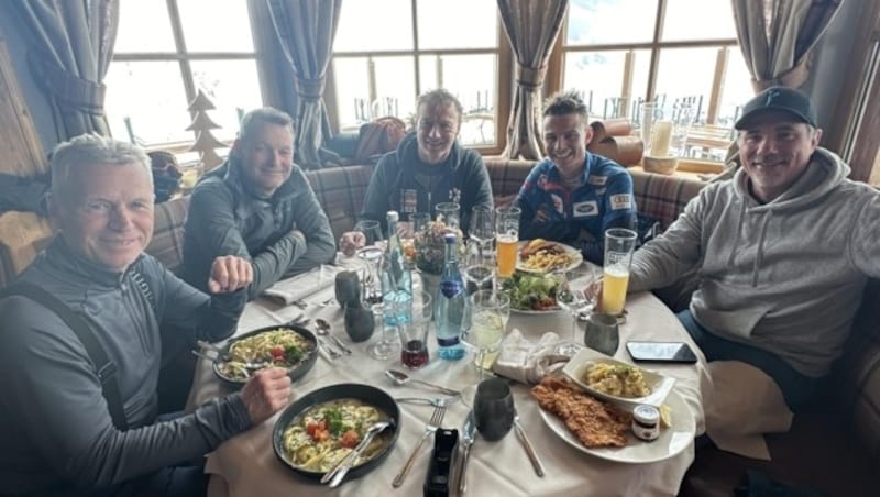 Mittagessen auf der Wedelhütte. (Bild: Jasmin Steiner)