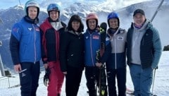 Martha Schultz (3. von links) lädt die JumpandReach Spirit Community jährlich in ihr Skigebiet Hochzillertal-Kaltenbach ein – im Bild mit Michael Hayböck, Sophia Kircher, Stefan Kraft und Patrick Murnig (von links). (Bild: Jasmin Steiner)