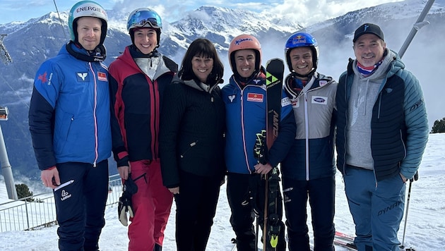 Martha Schultz (3rd from left) invites the JumpandReach Spirit Community to her Hochzillertal-Kaltenbach ski resort every year - pictured with Michael Hayböck, Sophia Kircher, Stefan Kraft and Patrick Murnig (from left). (Bild: Jasmin Steiner)