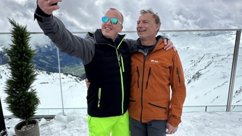 Josef Sigmund (links) wollte unbedingt ein Selfie mit Ex-Skiprofi Günther Mader. (Bild: Jasmin Steiner)