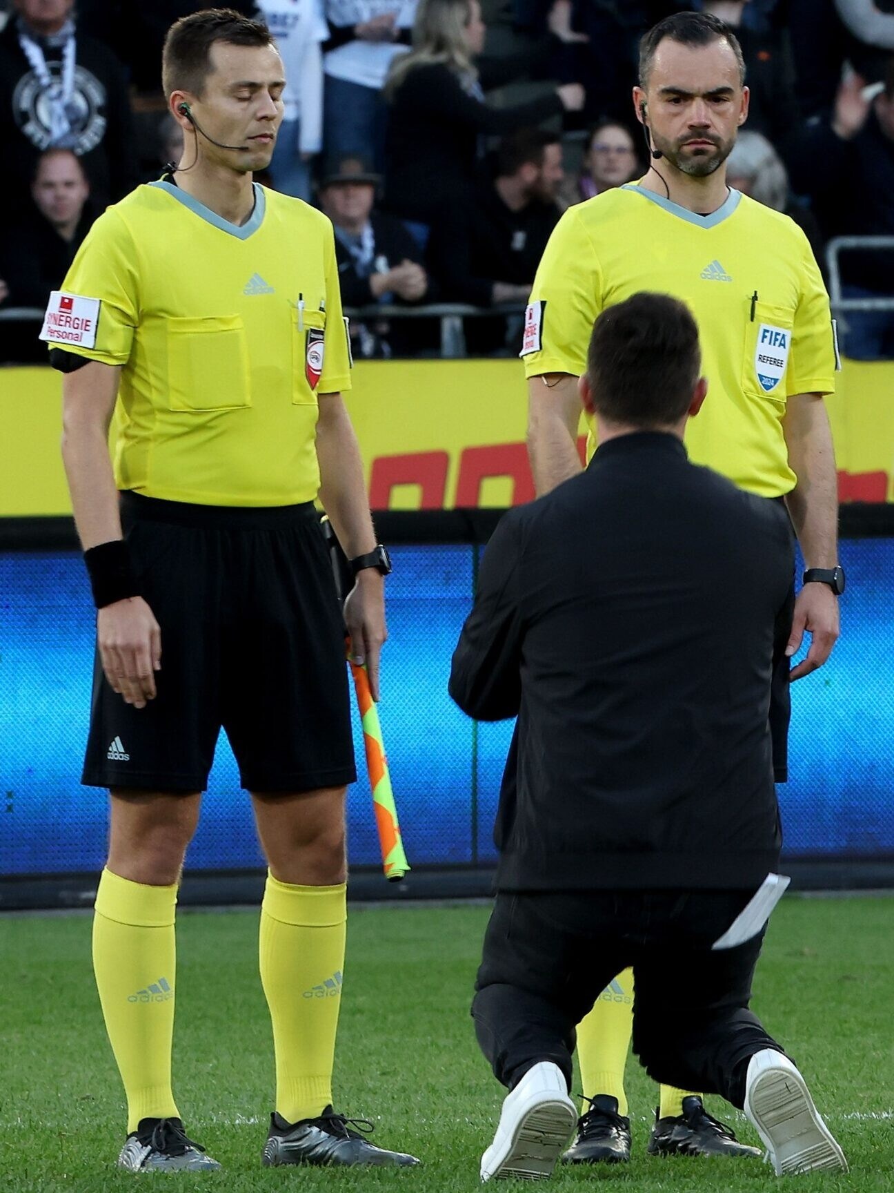 Schicker kneeling in front of referee Ebner. (Bild: GEPA pictures) Schicker kneeling in front of referee Ebner. (Bild: GEPA pictures)