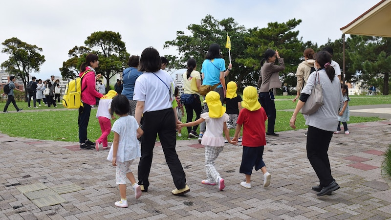 Evakuierte Kindergartenkinder (Bild: AFP)