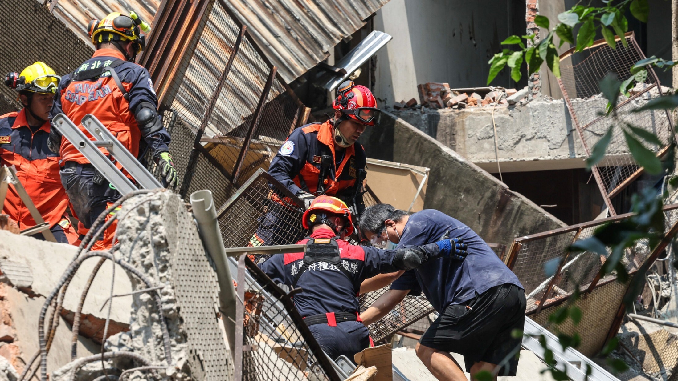 Einsatzkräfte bei der Suche nach Verschütteten (Bild: AFP) Einsatzkräfte bei der Suche nach Verschütteten (Bild: AFP)