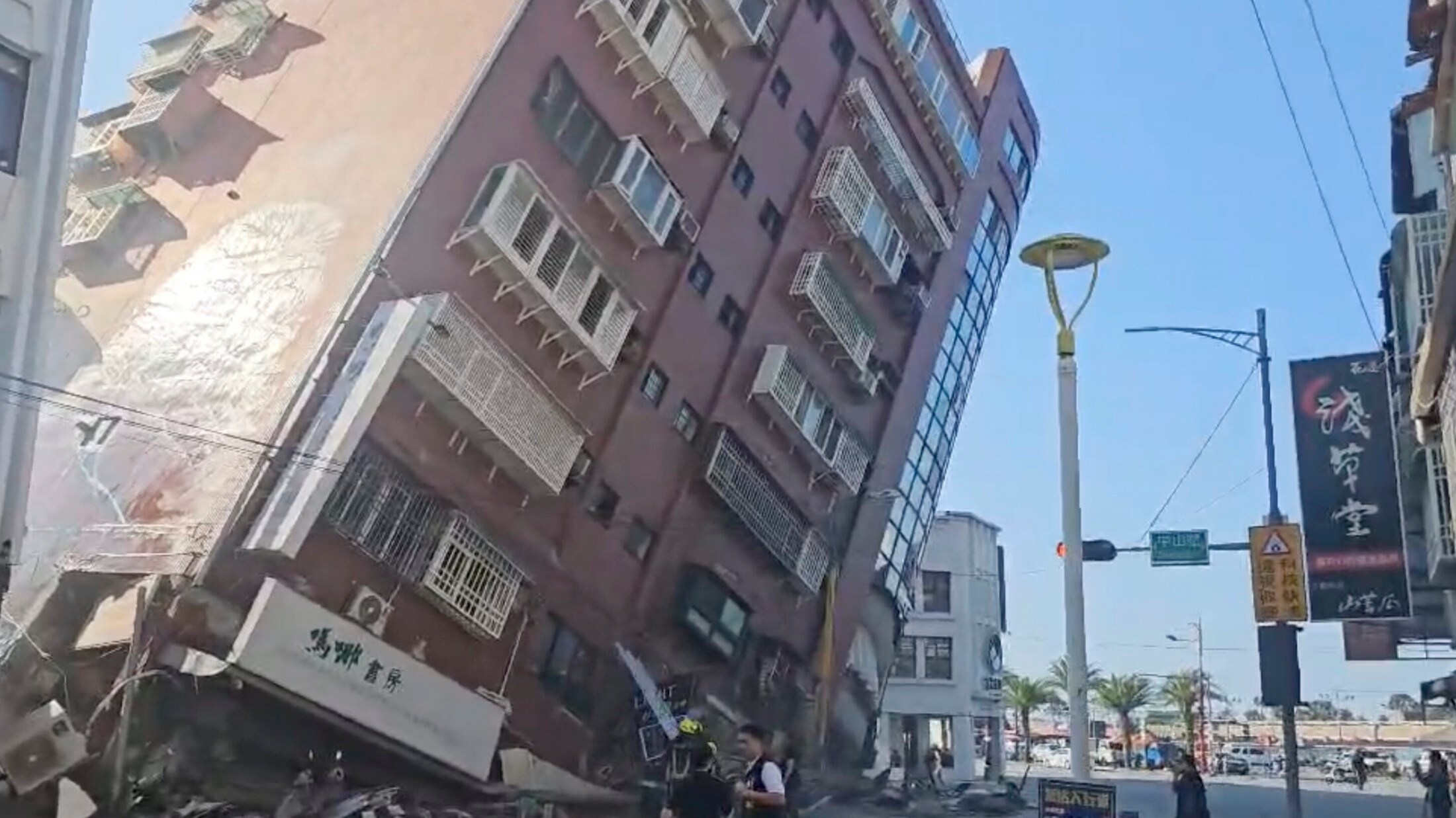 Viele Häuser stürzten komplett ein. (Bild: AP) Viele Häuser stürzten komplett ein. (Bild: AP)