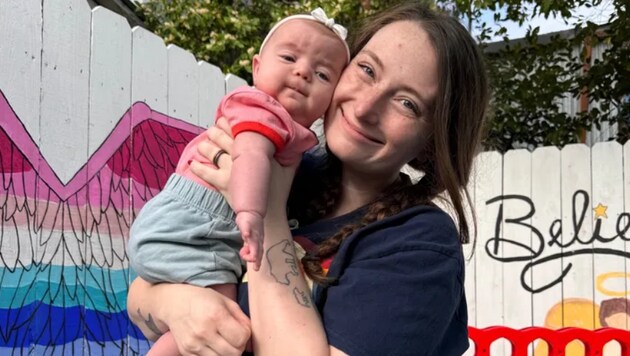 Die fünffache Mama Kaylee Morgan mit ihrem jüngsten Kind – der Texanerin droht eine Haftstrafe wegen eines überfälligen Bücherei-Buches. (Bild: Screenshot gofundme.com)