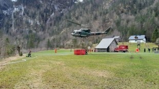 Auch das Bundesheer ist im Einsatz, um den Brand zu löschen. (Bild: Feuerwehr Mariazell)